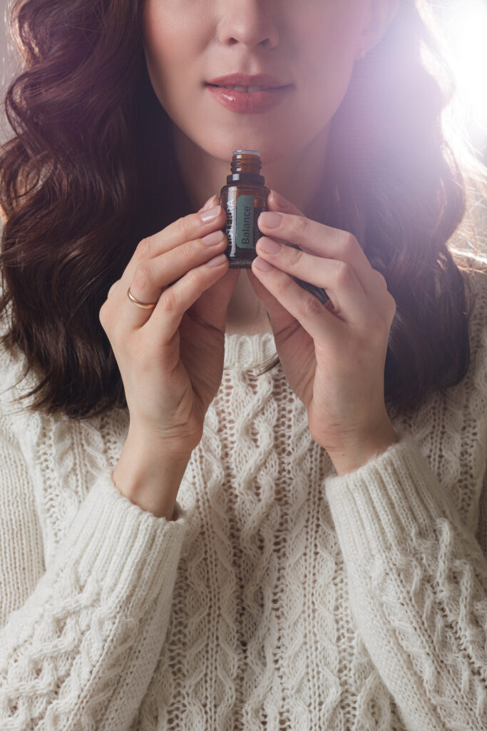 Aceites esenciales para el cabello. mujer sujetando bote de aceite esencial para el cabello